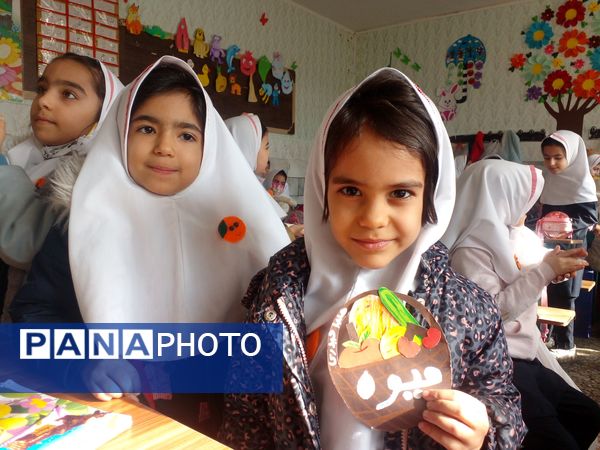 شادی دانش آموزان از یادگیری حروف الفبا و نوشتن حرف(واو)