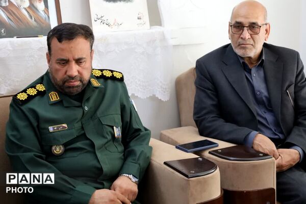 دیدار مسئولین با خانواده ی شهیده فاطمه موحدان