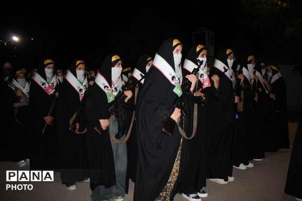 حضور پرشور دختران جان‌فدا در اجتماع شبانه با لباس بسیجی