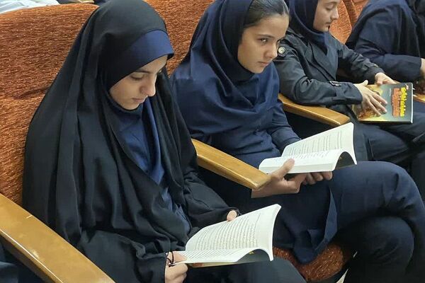 آیین رونمایی و نقد کتاب «عملیات نجات مادربزرگ» در شهرستان ورامین 