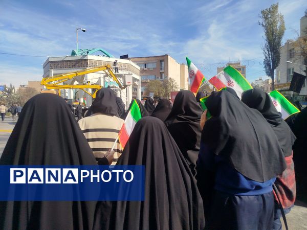 حضور پرشور دانش‌آموزان دبیرستان هیئت امنایی معراج اردبیل در راهپیمایی روز ۱۳ آبان ماه