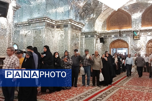 شاهچراغ مملو از مردمی که برای انتخابات حضور پیدا کردند