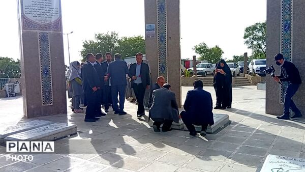 غبار رویی گلزار شهدا با حضور معاون پرورشی و فرهنگی ورزات آموزش و پرورش در یاسوج 