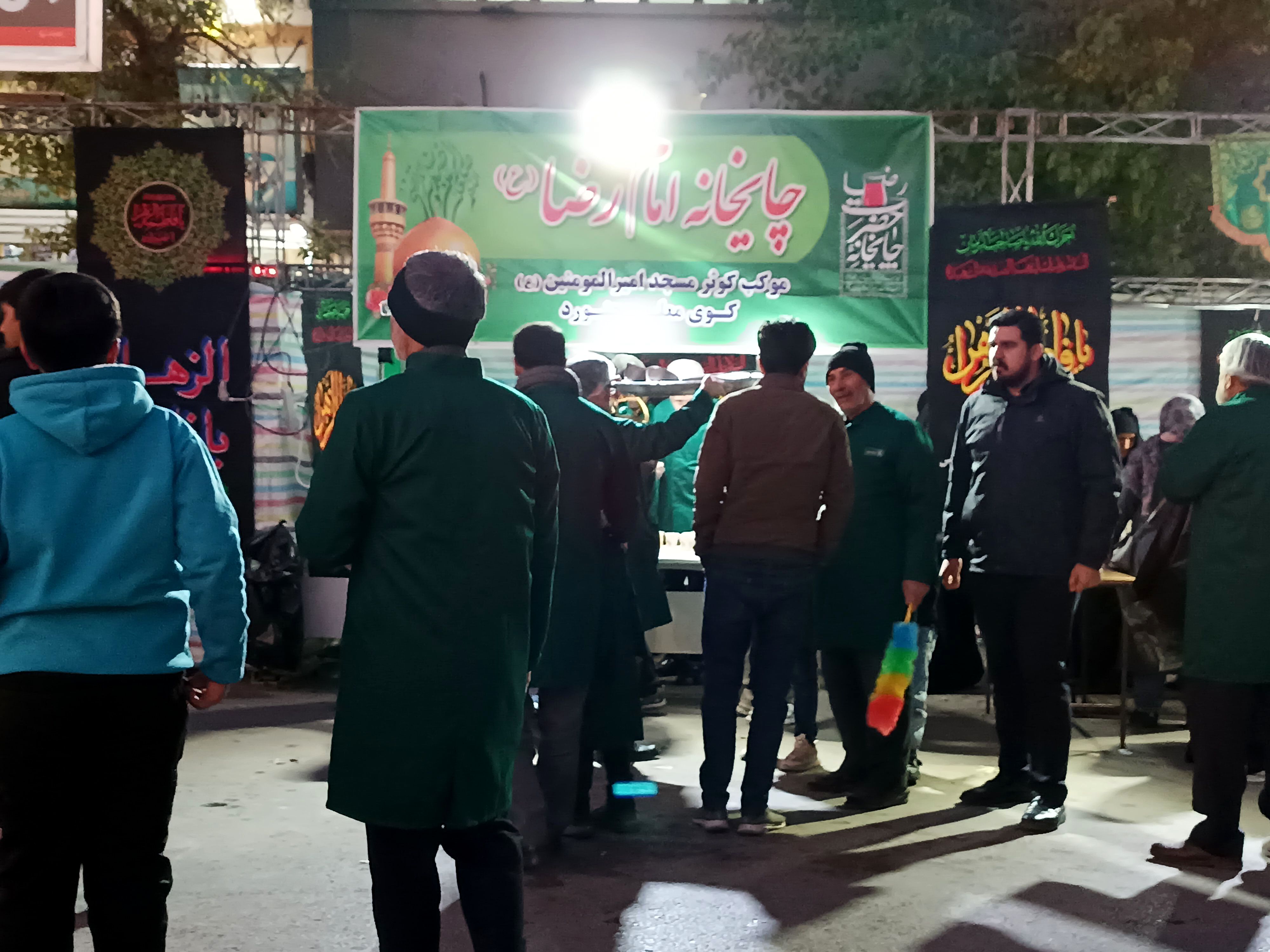 برپایی چایخانه امام رضا(ع) در موکب کوثر مسجد امیرالمومنین (ع) در بجنورد