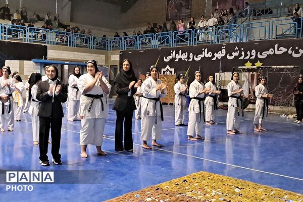 رقابت کاراته‌کارهای دختر نونهال و نوجوان در مسابقات استانی ورامین