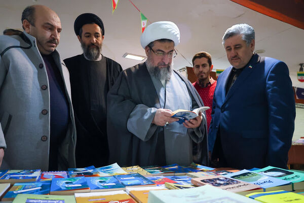 بازدید نماینده ولی فقیه در استان آذربایجان شرقی از نمایشگاه قرآن و عترت