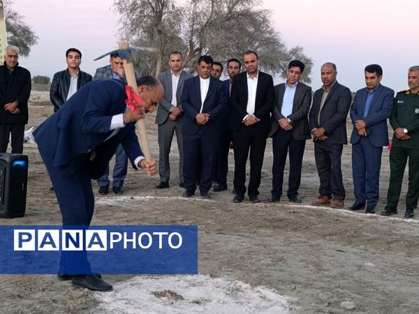 کلنگ ساخت دبستان 14 کلاسه خیرساز در روستا دهو شهرستان میناب به زمین زده شد