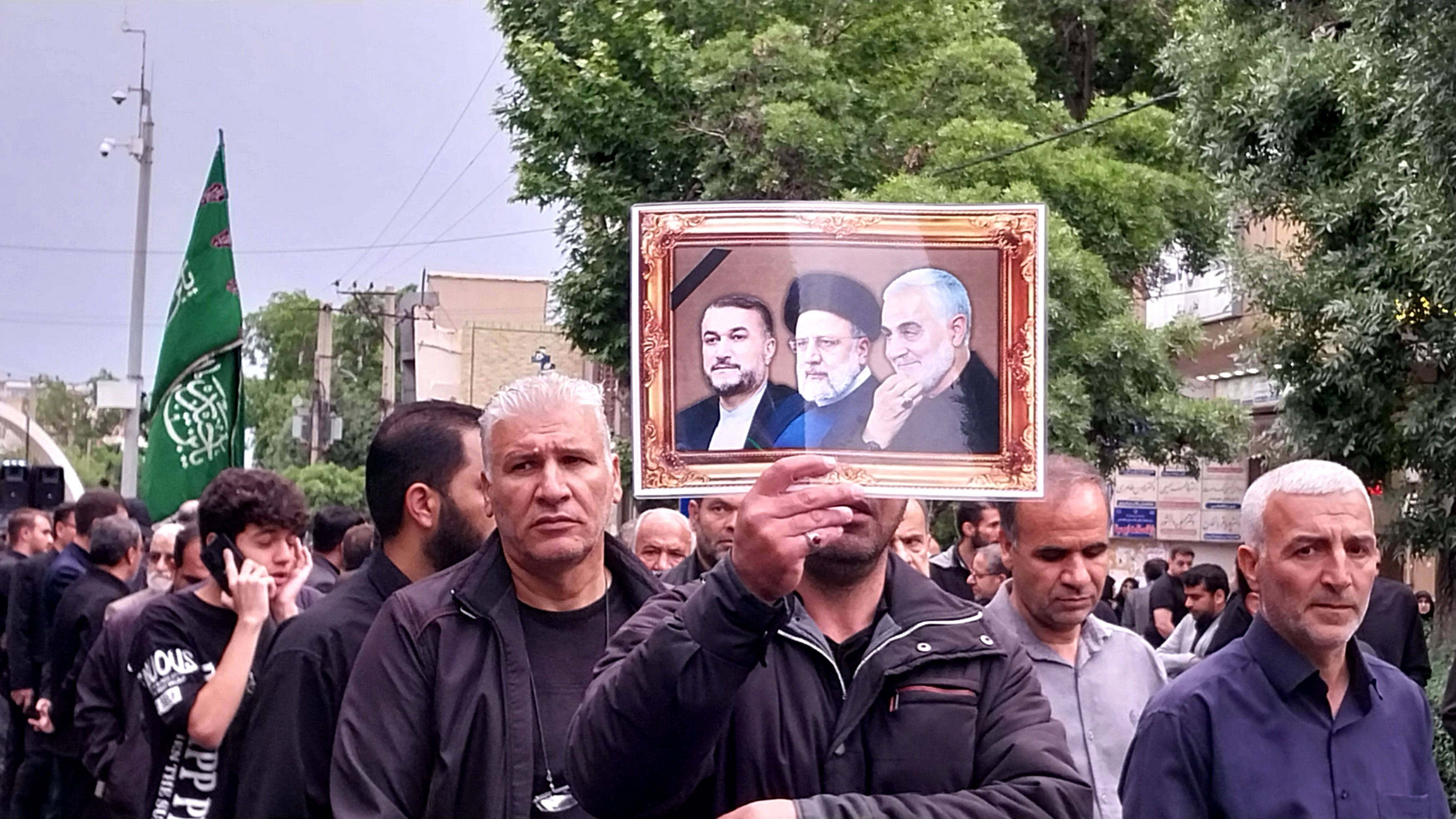 کاروان عزاداری شهیدان خدمت در خیابان‌های شهر اراک