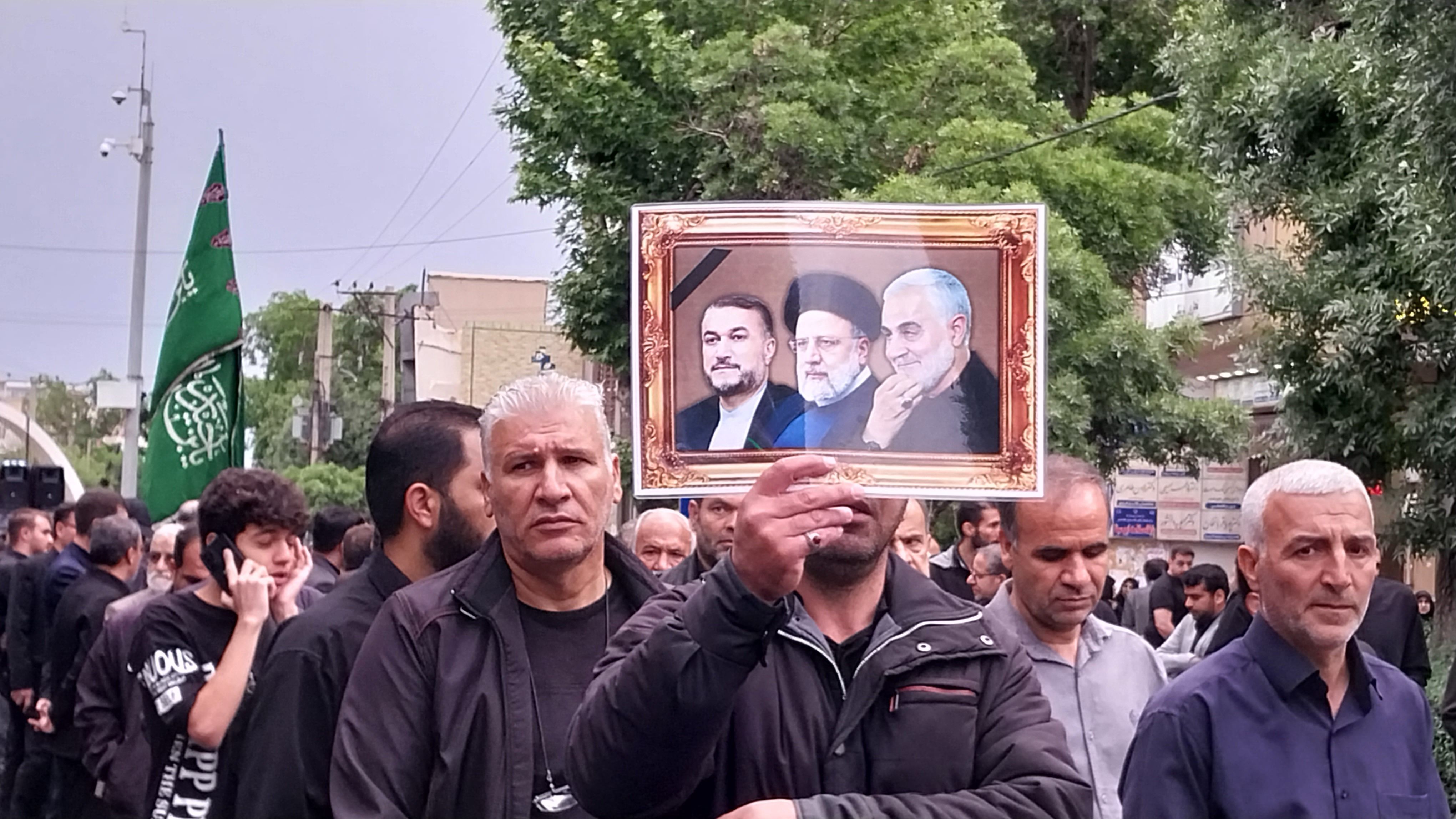 کاروان عزاداری شهیدان خدمت در خیابان‌های شهر اراک