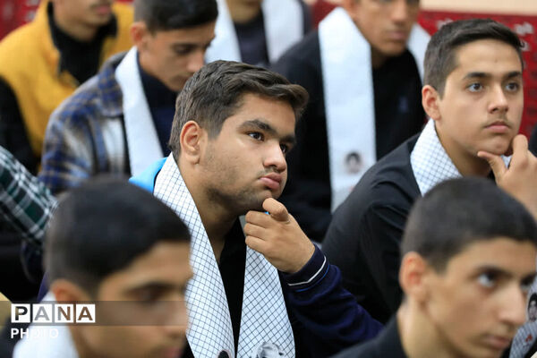 دیدار دانش آموزان بسیجی شهرستان بیرجند با نماینده ولی فقیه در استان