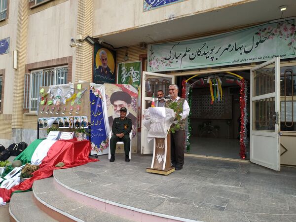 جشن آغاز سال تحصیلی جدید در دبیرستان نمونه ایمان 