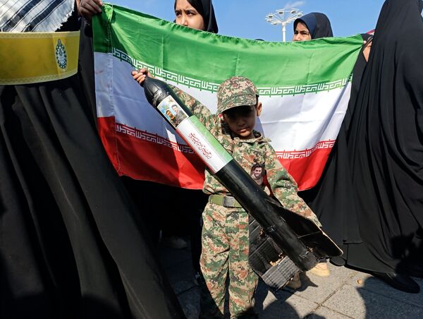 راهپیمایی روز دانش آموز و مبارزه با استکبار در مشهد 