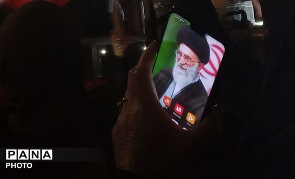 تصویر رهبر معظم انقلاب اسلامی در دست مردم غیور  نیشابور
