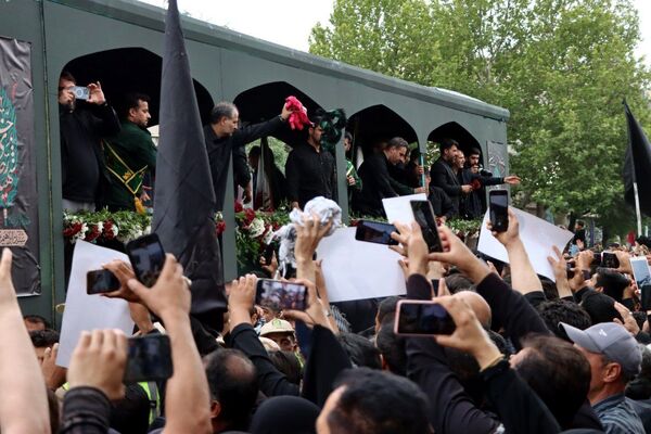 سیل خروشان زائران و مجاوران رضوی در مراسم تشییع پیکر شهدای خدمت