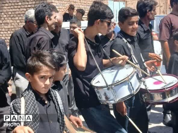 هم‌نوایی نسل‌ها در دسته‌های عزاداری امام حسین(ع) 