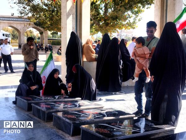 هم‌قدم با خانواده به یاد حماسه‌سازان دفاع مقدس