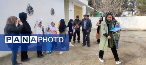 مسابقات دارت پدر و دختری به مناسبت روز پدر در دبیرستان شهید اسدالله شجاعی