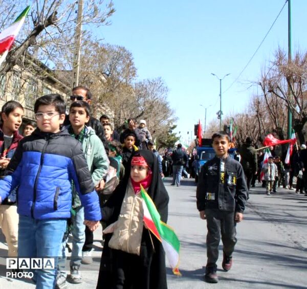 راهپیمایی دانش‌آموزان در همدان
