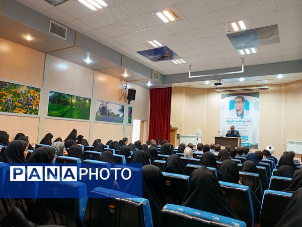 کارگاه آموزشی نحوه ارتباط موثر و درک نیازهای دانش‌آموزان در بهاباد 