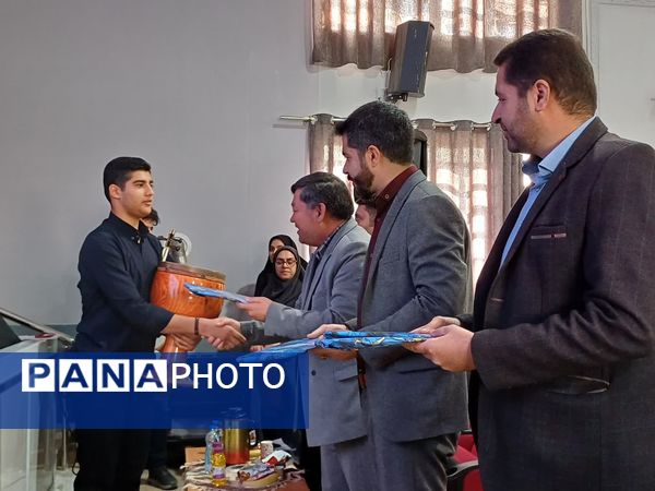 تجلیل از برگزیدگان 2 جشنواره پرورشی در شهرستان زرقان 