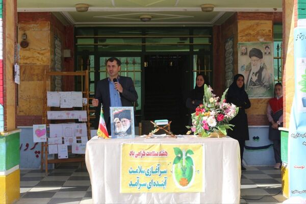 نواختن زنگ هفته سلامت‌روان در دبستان پروین اعتصامی فیروزکوه