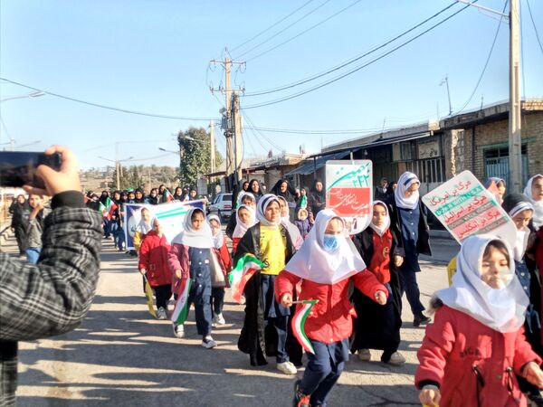 حضور دانش‌آموزان بخش سراب میمه در راهپیمایی۲۲بهمن 