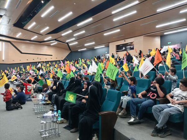 پایان شیرین دوره‌های آموزشی «غنچه‌های نور» با حضور چهره محبوب کودک و نوجوان در کاشان