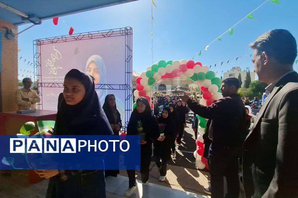 آیین نواختن زنگ مدرسه با شروع سال تحصیلی جدید 