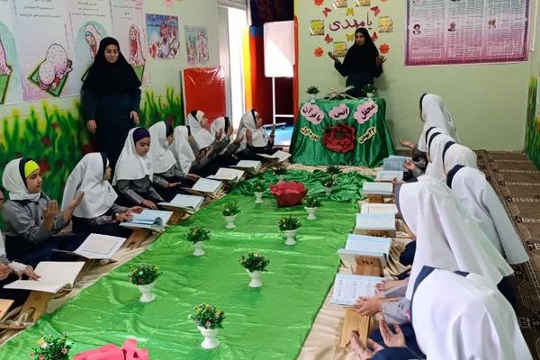 محفل انس با قرآن به‌مناسبت هفته بسیج دانش‌آموزی