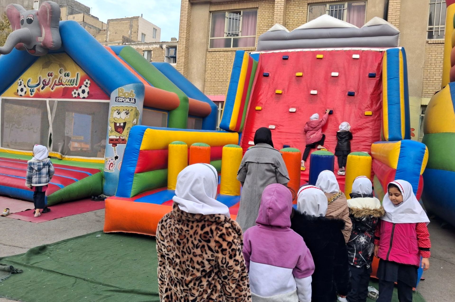 شهربازی مدرسه‌ای در دبستان عمار رباط‌کریم