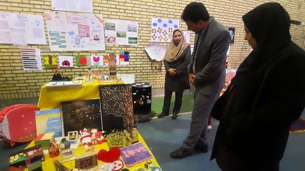 بازدید مدیر آموزش و ‌پرورش حاجی‌آباد از نمایشگاه خلاقیت‌های دانش‌آموزی دبستان استقلال  