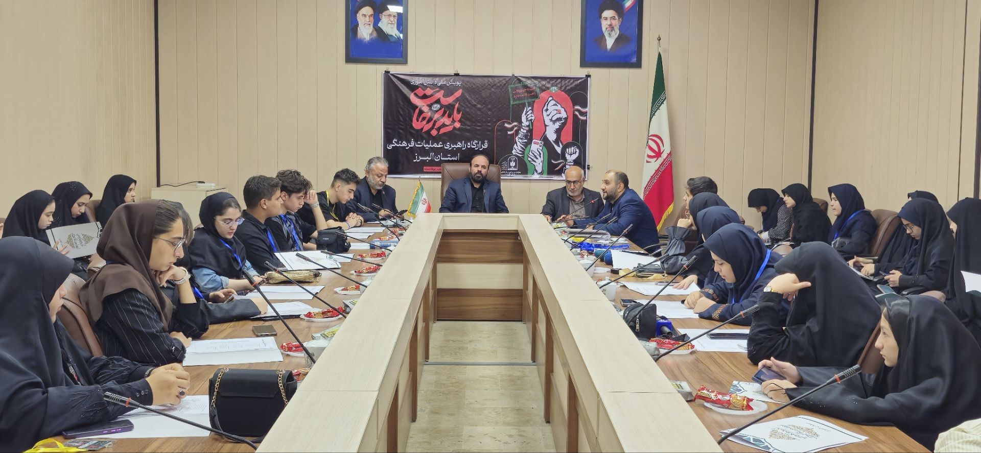 نشست هماهنگی دانش‌آموزان نخبه عکاس استان البرز با موضوعیت پویش «باید برخاست» 