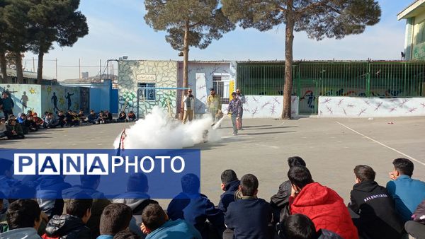 مانور سراسری زلزله همزمان با سراسر کشور در دبیرستان شاهد شهید آخوندی‌ها ناحیه یک کرج 