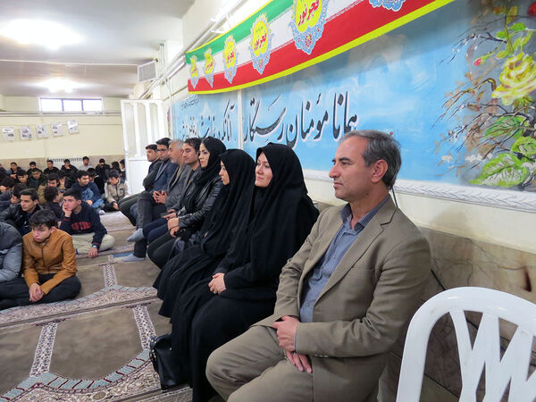 جشن انقلاب و کلنگ زنی زمین چمن دبیرستان شاهد امام حسین (ع)
