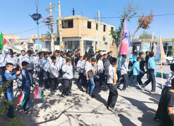 حضور پرشور دانش‌آموزان مدارس خاتم در راهپیمایی ۱۳ آبان 