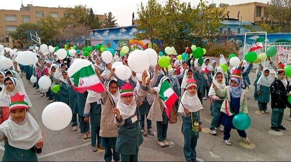 طلوع آگاهی در دل های کوچک؛ جشن روز دانش آموز در دبستان لطیفه