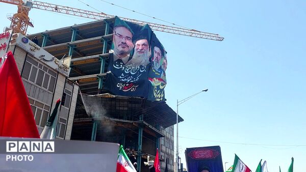 موج جمعیت در خیابان‌های تهران برای بدرقه رهبر شهید