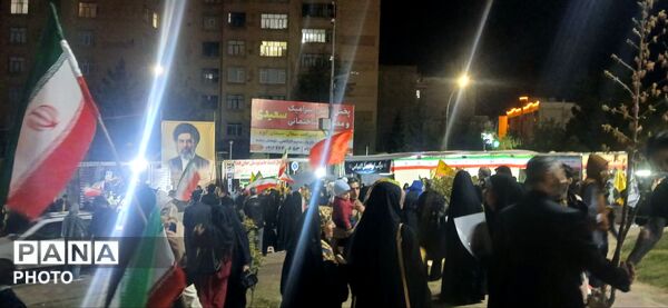 حضور شبانه شهروندان ساوجبلاغ در مسیر راهپیمایی شبانه