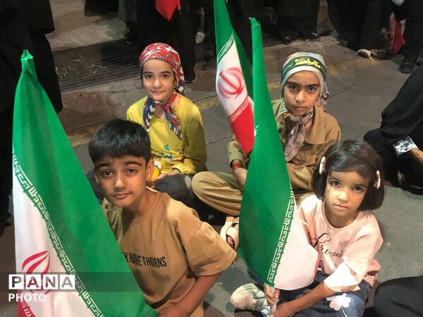 از تجمع تا ایستادگی؛ حضور مردم در چهارراه بعثت برای دفاع از ایران