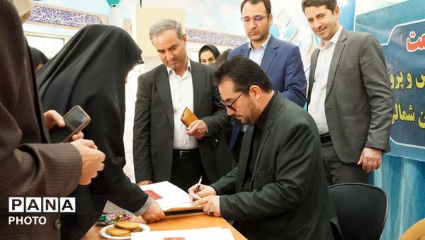 برگزاری میز خدمت آموزش و پرورش در مصلی امام خمینی(ره)