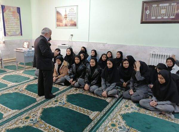 جلسه جهاد اسلامی حجاب و عفاف دختران در دبیرستان حاج مهدی روحانی شهرستان خلیل آباد 