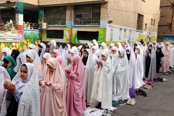 روز معنویت در مدرسه محدثه شاهد ورامین؛ از نماز باران تا زنگ عتبات عالیات