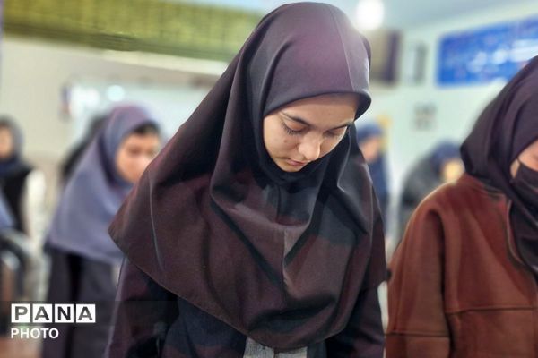  پیچیدن عطر نماز جماعت در مدرسه شهدای هسته‌ای قرچک