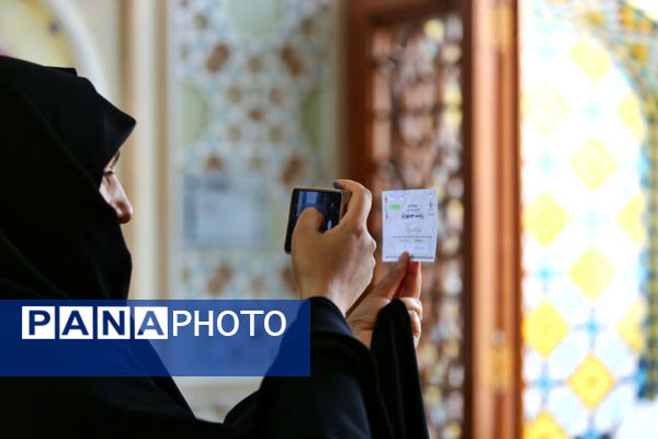 حضور کودکان به همراه والدین در شعبه‌های اخذ رأی