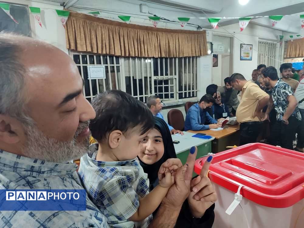 مرحله دوم انتخابات ریاست‌جمهوری باحضور مردم ولایت‌مدار مشهد در هنرستان ایراندخت 