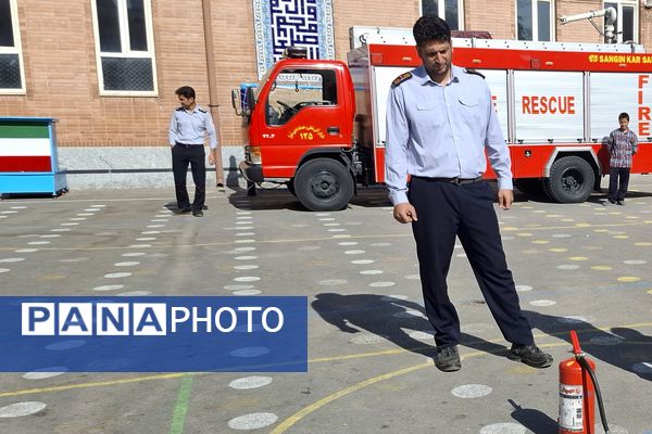 آموزش نکات ایمنی آتش‌نشانی در آموزشگاه معارف ۶