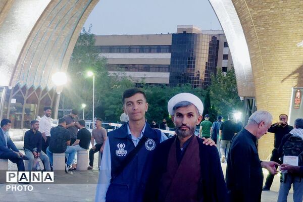 حضور پرشور جمعی از قوم بختیاری لردگان در آیین تشییع رهبر در میدان انقلاب تهران

