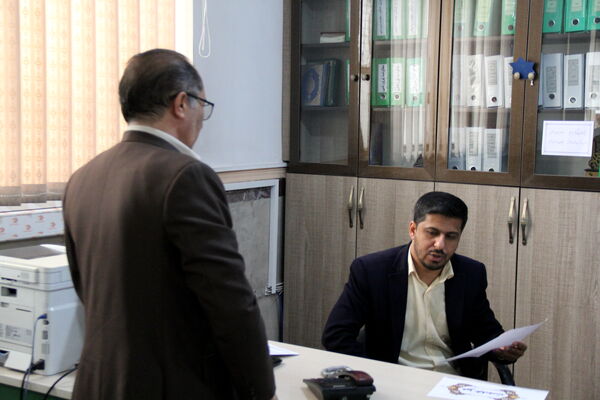 پاسخگویی رئیس اداره آموزش و پرورش شهرستان قدس پشت میز خدمت