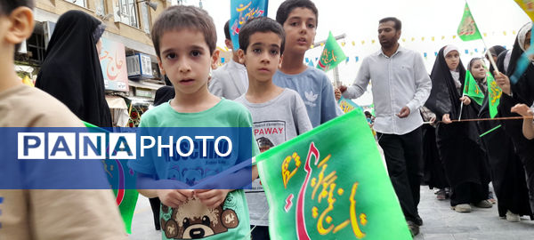 شادپیمایی دانش‌آموزان ابتدایی قم به‌مناسبت عید ولایت