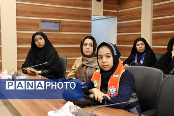 نشست مشاور وزیر در امور تشکل‌های دانش‌آموزی با کارشناسان سازمان دانش‌آموزی استان خراسان رضوی